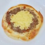 esfiha de carne com queijo